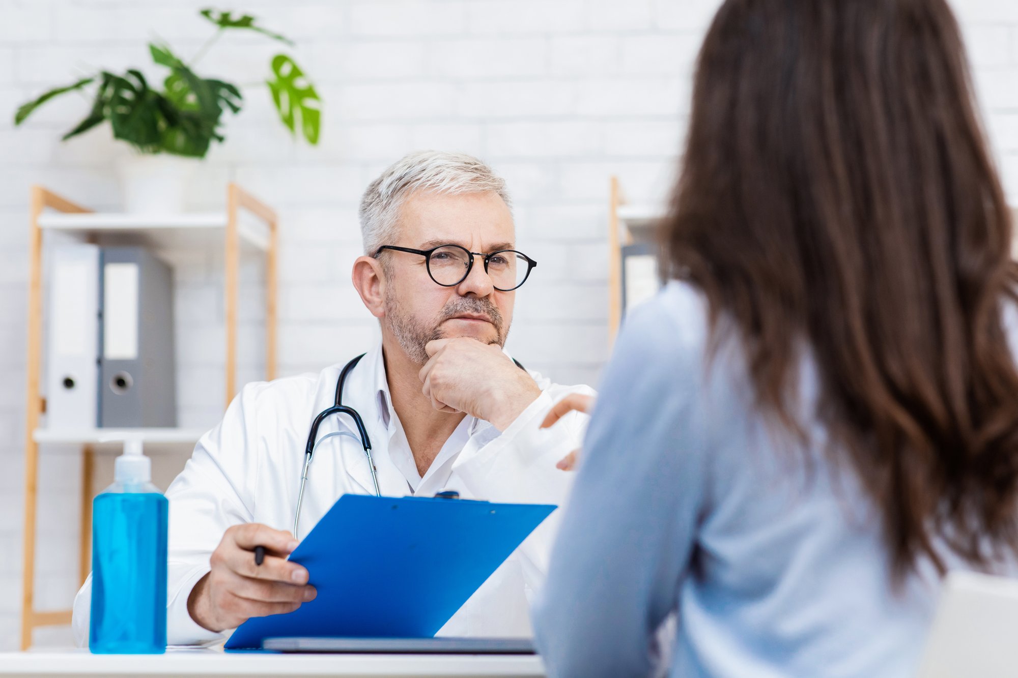 consult-patient-in-private-hospital-diagnostics-a-2023-11-27-05-25-40-utc